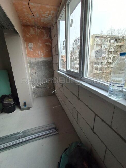 Усвоен балкон на стая чрез зидане с YTONG и нови прозорци, на които им предстои "обръщане"