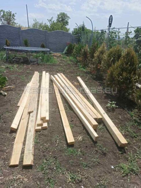 Подготвени дървени греди и ребра за изработка на градинска люлка в Бургас