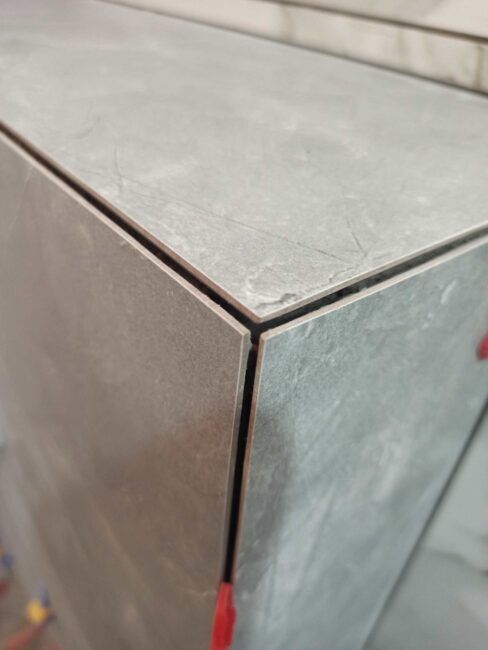 Професионален герунг при ремонт на баня в Бургас Прецизна обработка на ъгли при полагане на широкоформатни плочки в баня - детайл от професионален ремонт в Бургас