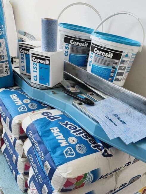 Подготовка на инструменти и материали за преобразяване на баня Материали за ремонт на баня в Бургас - подготовка машина за рязане на плочки, лепило и други аксесоари