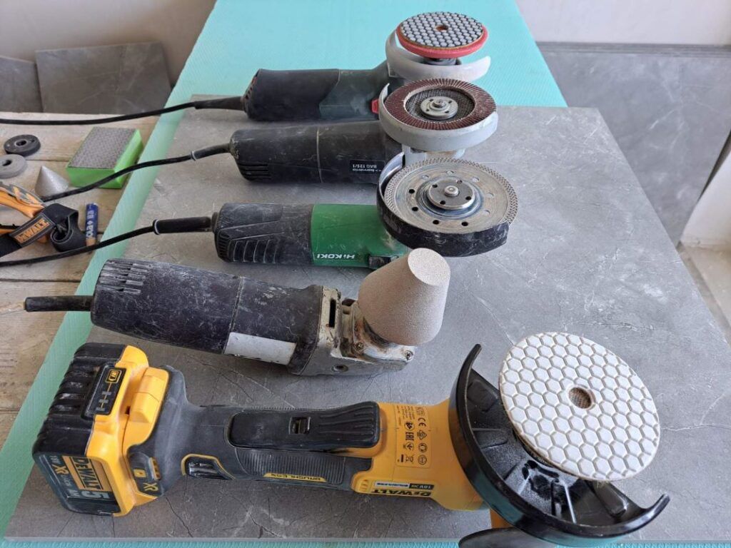 Подготовка за ремонт на баня Колекция от електроинструменти тип флекс и аксесоари върху работна повърхност в готовност за модернизация на баня