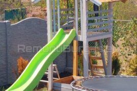 Изработка на дървена детска площадка с пързалка