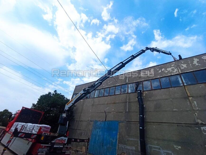 Качване на замазка с кран на покрива на сградата в Бургас