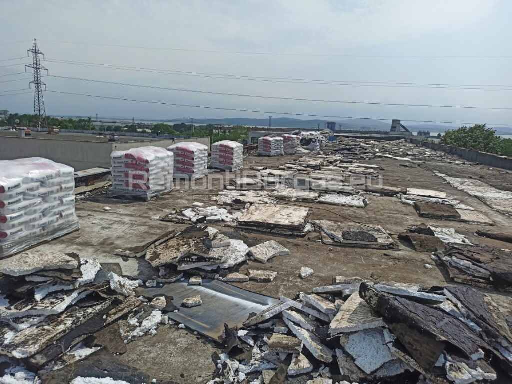 Наредени палети със замазка и боклуци от стиропор и смола