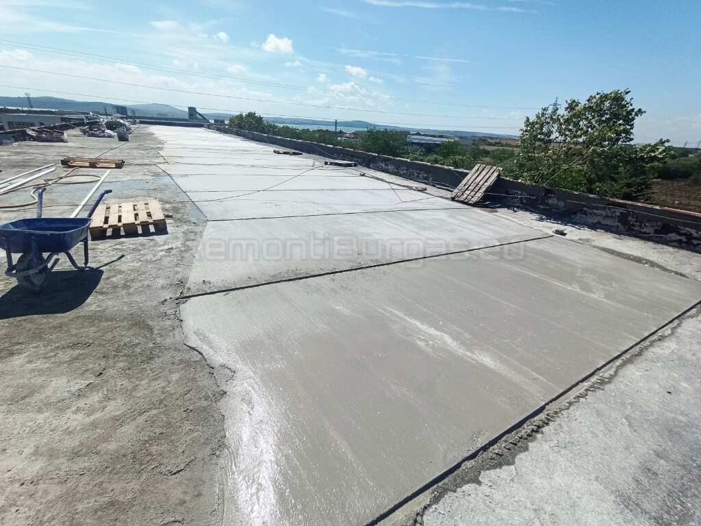 Половината от тавана на склада на топлофикация Бургас е с положена замазка
