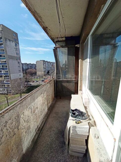 Подготовка на балкон за ремонт Частично разрушен балкон на жилищна сграда в Бургас с открит изглед към други сгради