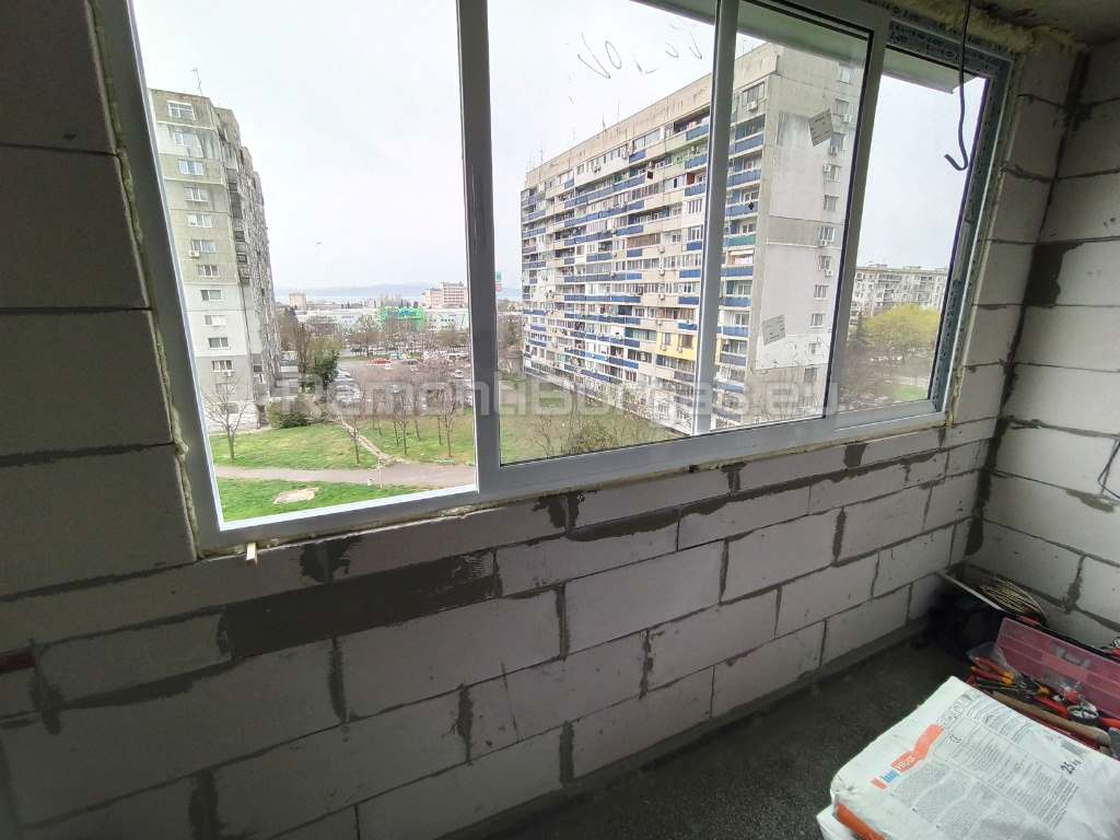 Усвояване на тераса - Подготовка за обръщане на прозорците Монтирани и подготвени за обръщане прозорци на усвоена тераса в Бургас