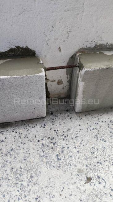 Детайл на връзка между газобетонни блокчета с армировка Монтиран метален армировъчен прът между две тухли Ytong с видима подготовка на фугата