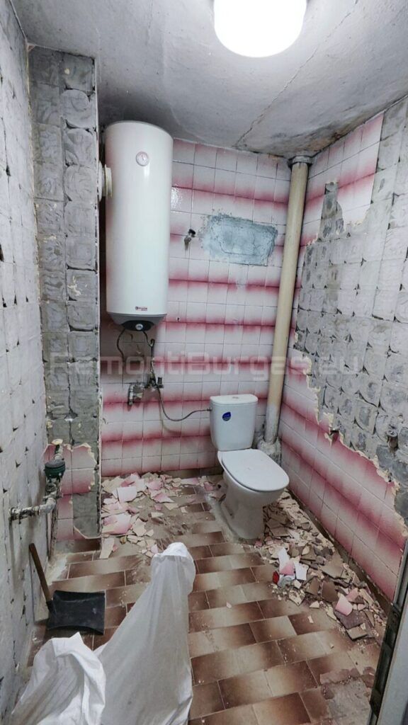 Къртене на плочки и демонтаж на стара баня