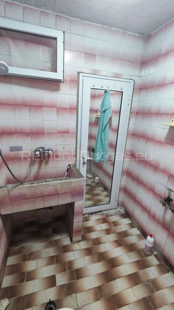 Стара баня с розови плочки преди ремонт в Долно Езерово
