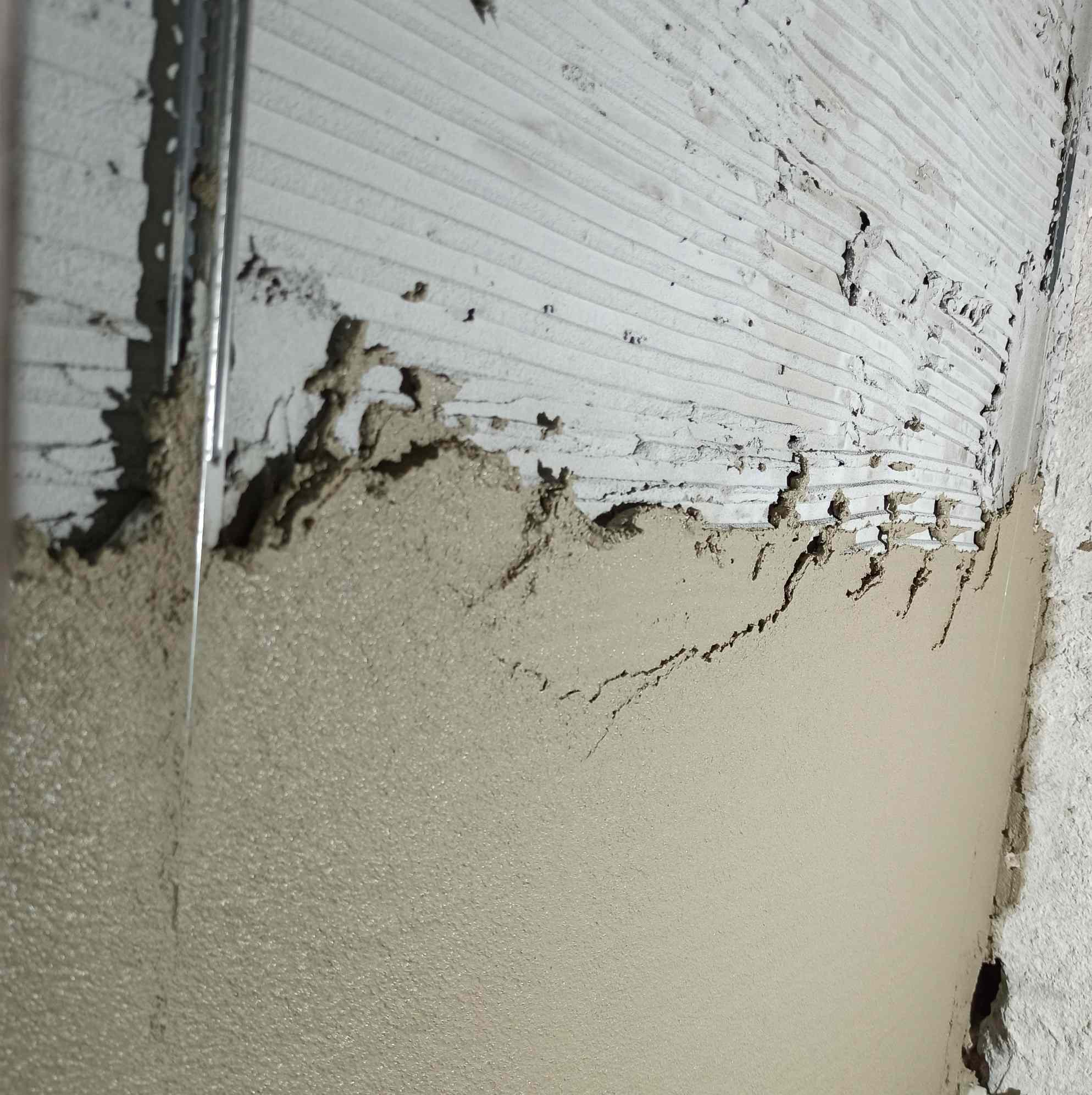 Полагане на мазилки в Бургас - етап от полагане на мазилка върху стена с предварително зададени дълбочини на измазване тип "майки"