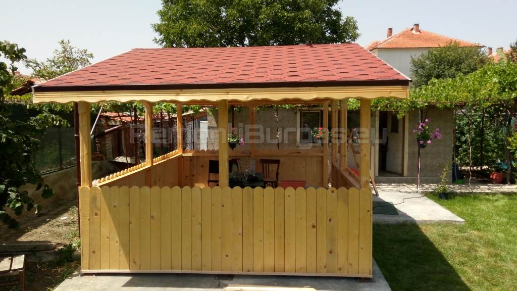 Завършена дървена беседка с червен покрив от битумни керемиди тип "Пчелна пита" и декоративни елементи