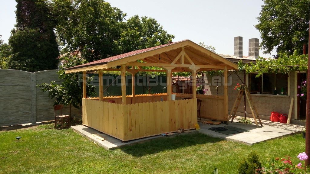 Готова изработена дървена беседка в градина с озеленяване наоколо в Бургас