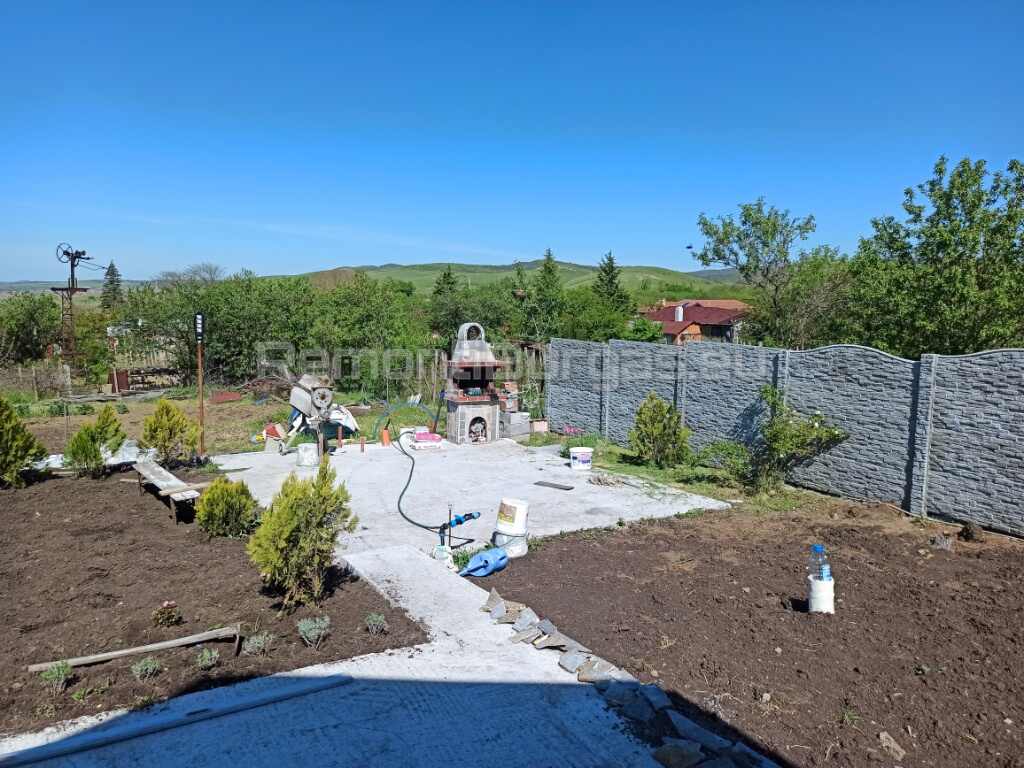 Бетонна площадка с барбекю в двор на къща