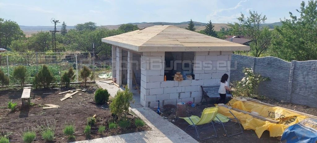 Наковани дъски върху нов покрив на сграда от YTONG в Бургас