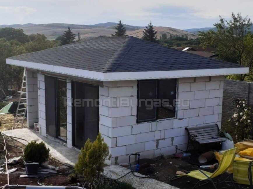 Изграждане на барбекю зона в Бургас от Итонг с нов покрив от битумни керемиди и боядисани в бяло челни дъски в Бургас