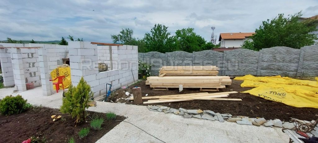 Частично построена сграда със стени от YTONG и дървен материал за изграждане на покрив