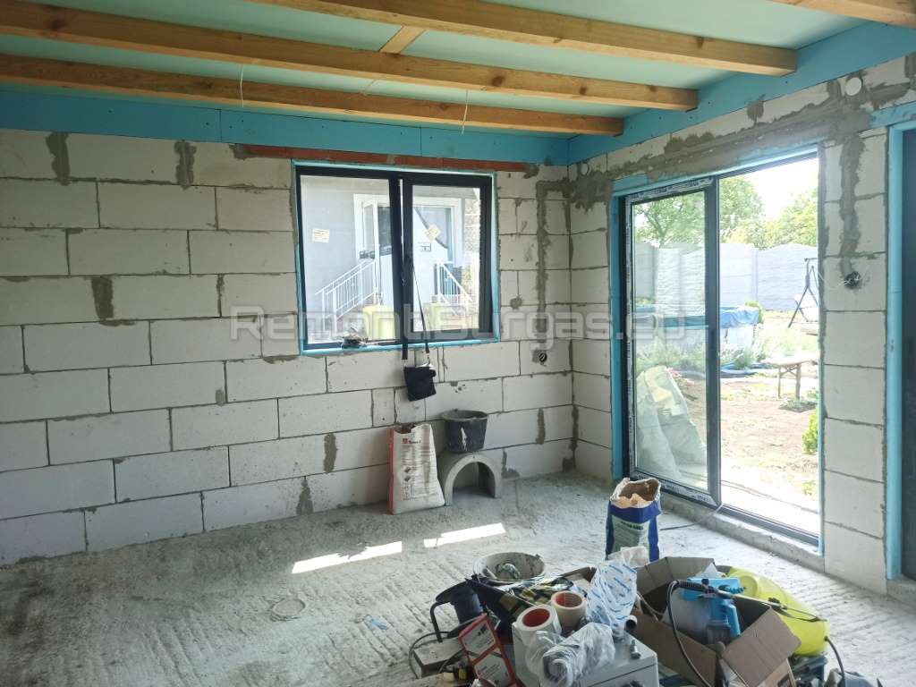 Монтиран гипсокартон върху дървени греди на сграда построена с YTONG