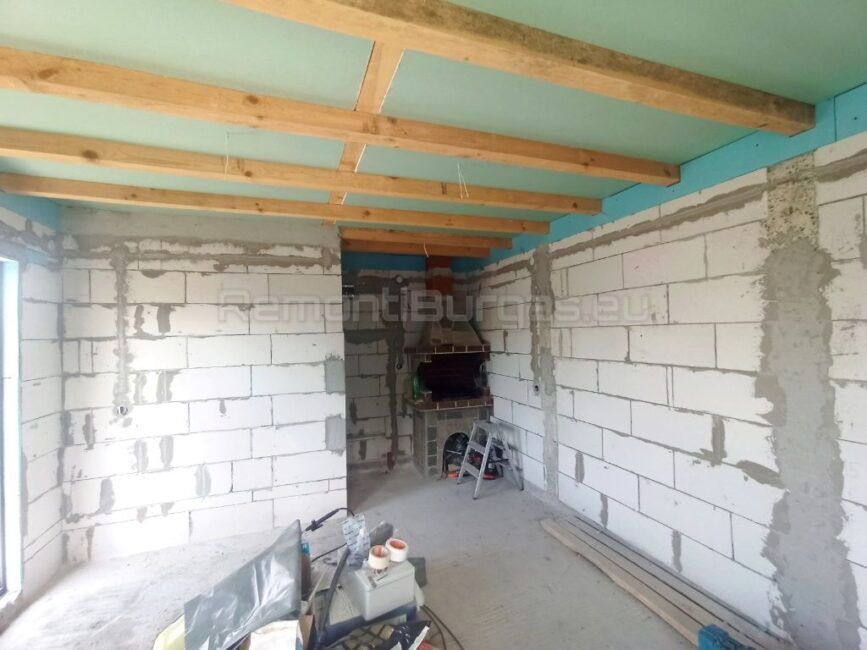 Професионално изграден таван от гипсокартон върху дървени греди на покрив и зидани стени с газобетон готови за шпакловане