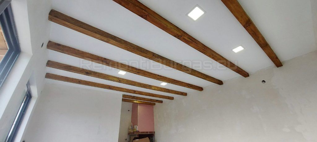 Невероятно красив таван с дървени лакирани греди и монтирани осветителни тела върху шпаклован и боядисан таван от гипсокартон