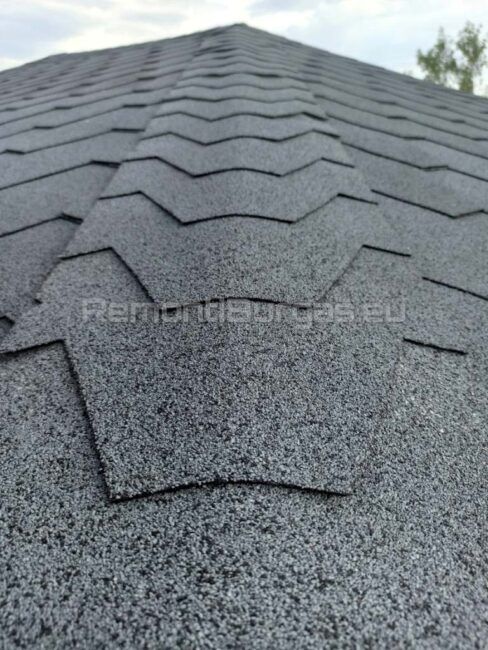 Близък план на красив покрив с битумни керемиди, с много прецизно монтирани елементи в Бургас