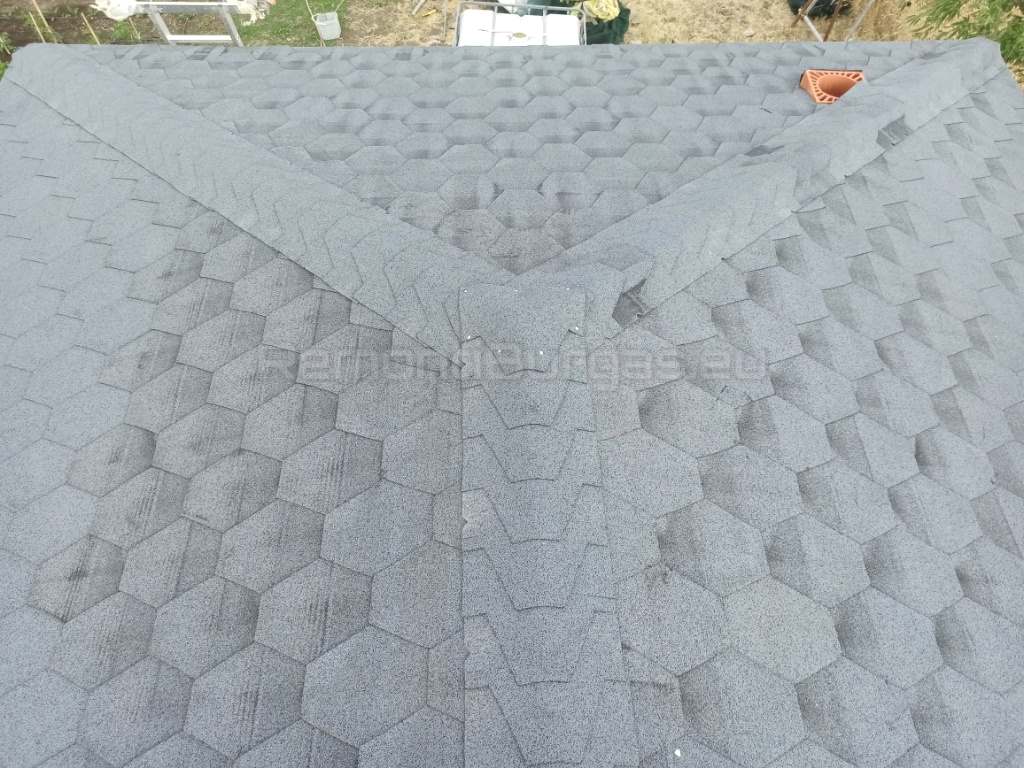 Поглед на три наклона от новоизграден покрив с хексагонални битумни керемиди и шингли по билото в Бургас