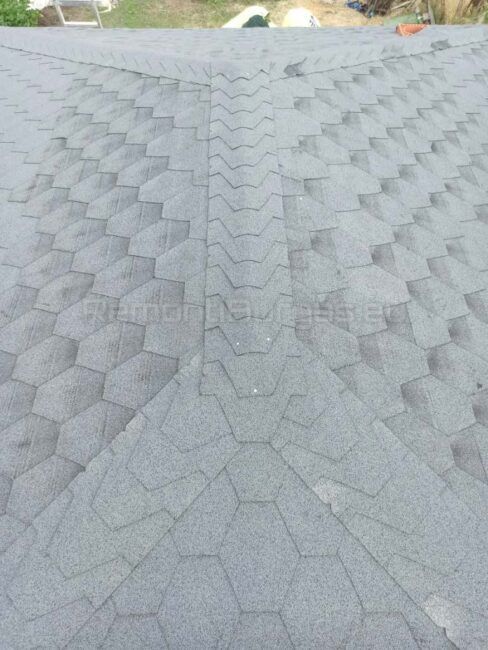 Покривна конструкция с красиво монтирани битумни керемиди