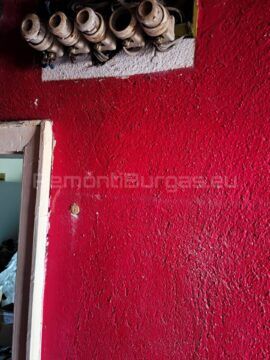 Демонтаж на стара електрическа инсталация при основен ремонт на апартамент в Бургас